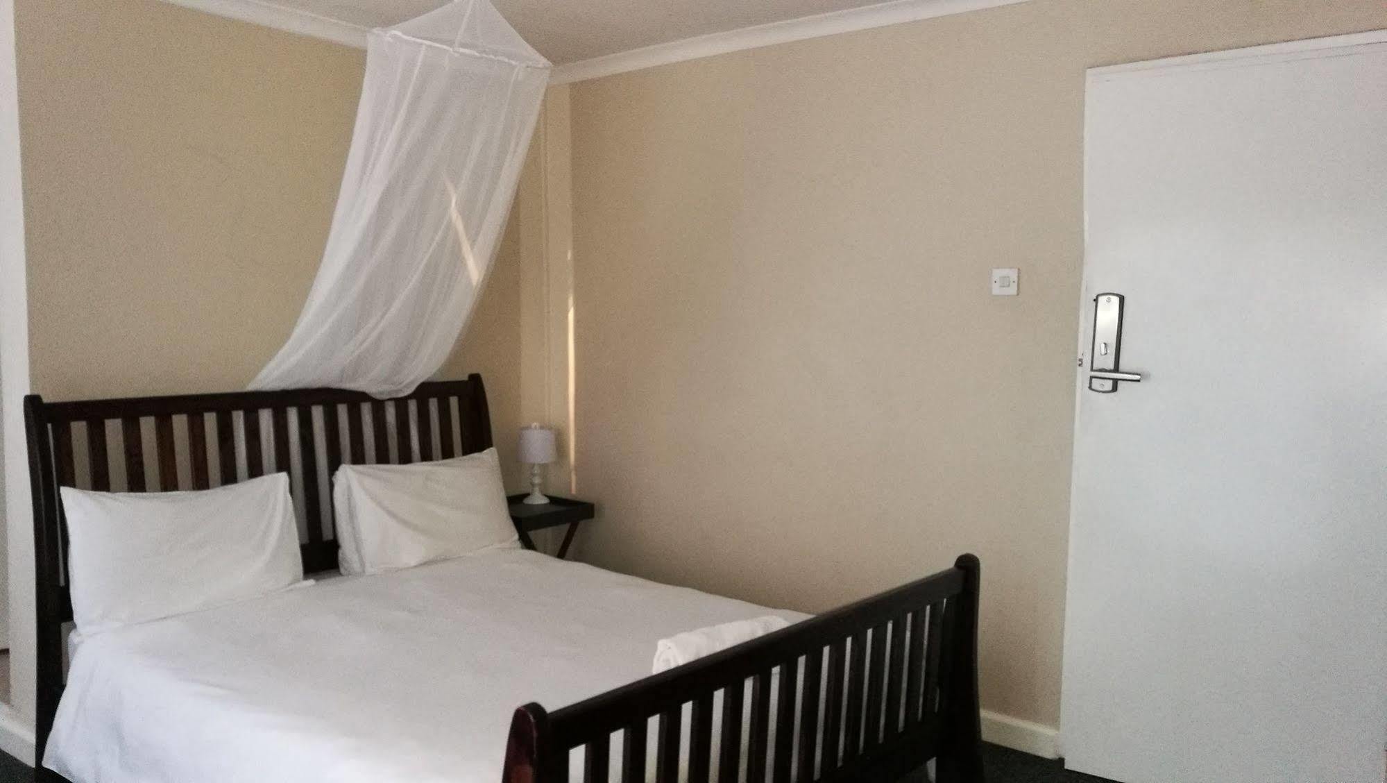 Lepatino Bed & Breakfast Ливингстон Экстерьер фото