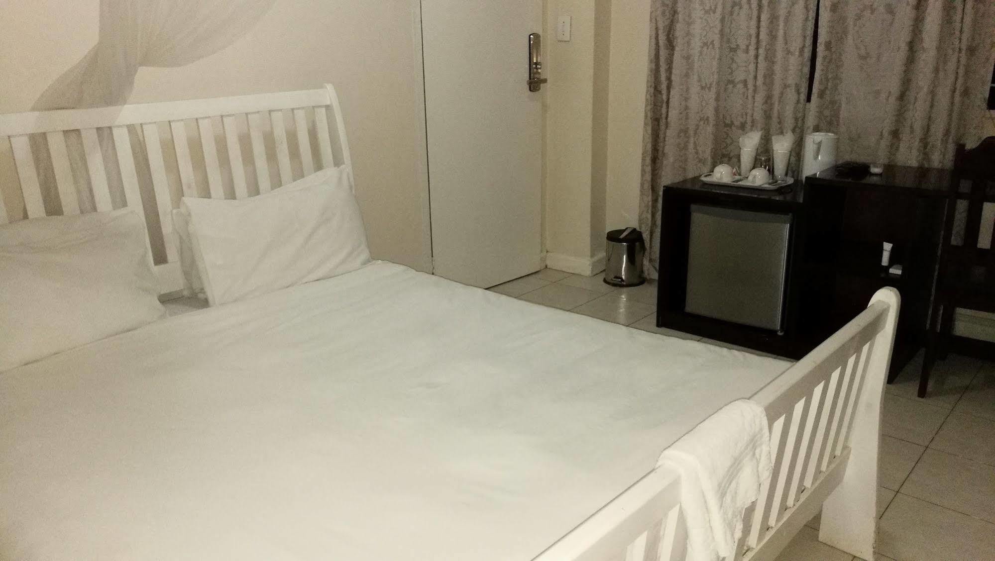 Lepatino Bed & Breakfast Ливингстон Экстерьер фото