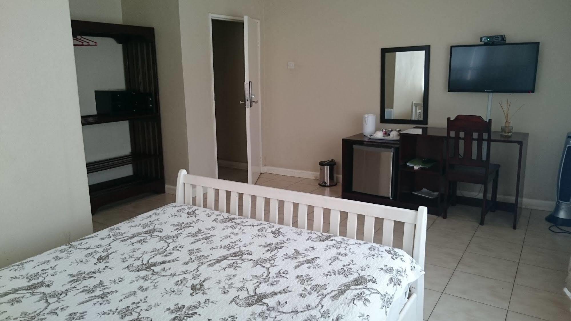 Lepatino Bed & Breakfast Ливингстон Экстерьер фото