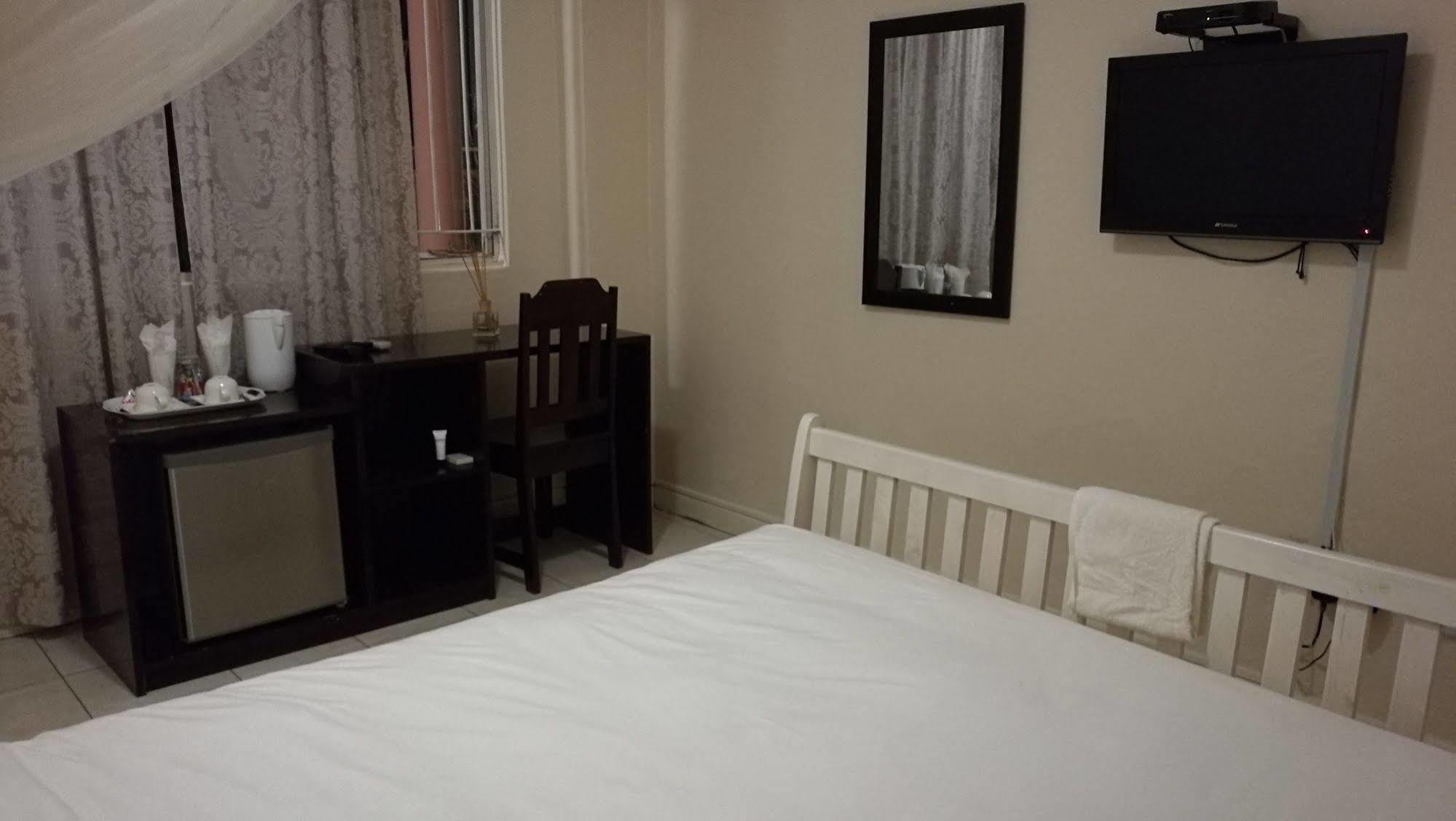 Lepatino Bed & Breakfast Ливингстон Экстерьер фото